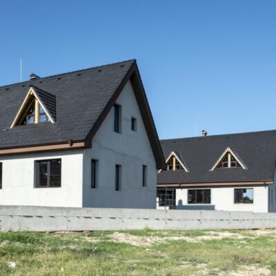 Na zdjęciu przedstawiono nowoczesne domy parterowe stalowe w budowie.