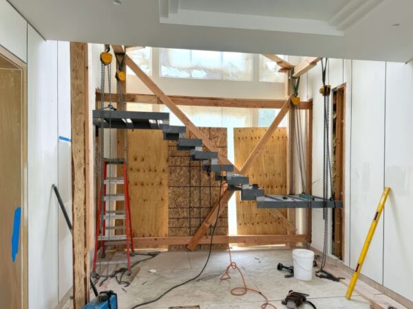 Wnętrze w trakcie renowacji, co pokazuje proces budowa domów stalowych.