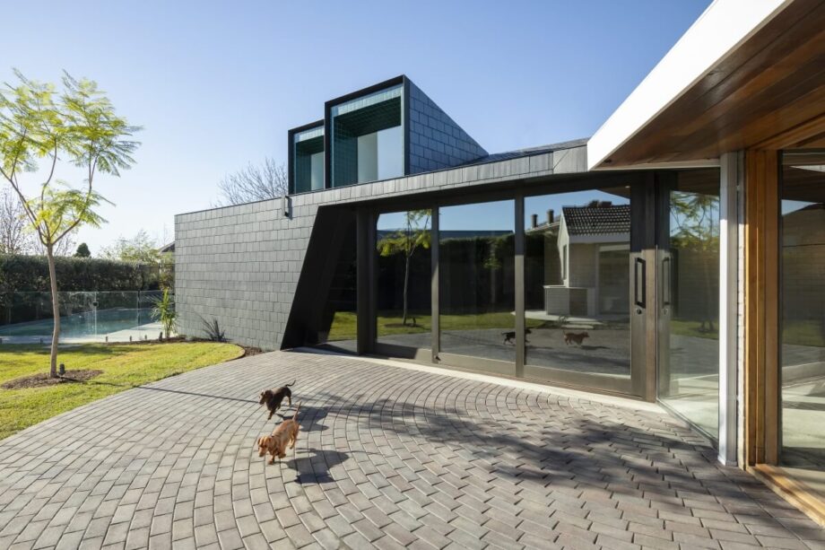 Nowoczesne energooszczędne domy ze stali otoczone są zielonym ogrodem.