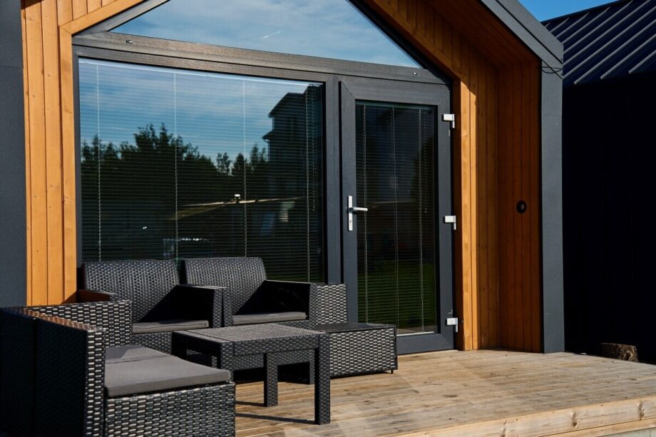 Nowoczesny taras przy budynku ilustruje, jak mogą wyglądać energooszczędne domy ze stali.