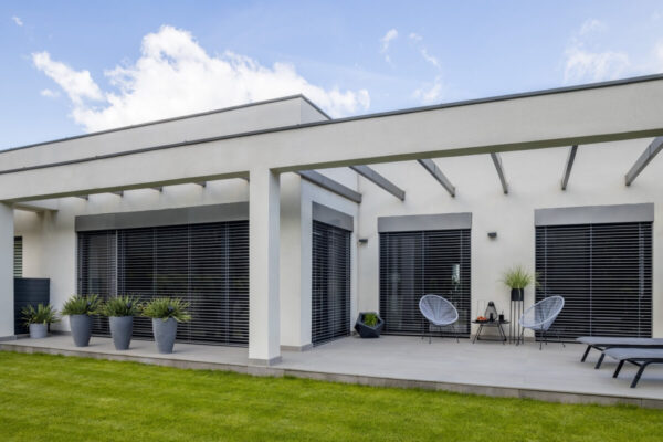 Energooszczędne domy ze stali z nowoczesnym tarasem i dużymi oknami.